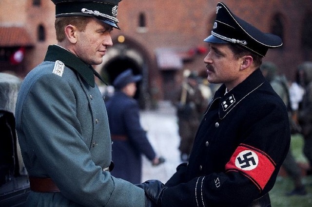 Tym razem rolę Hansa Klossa zagra Tomasz Kot (po prawej), a w rolę Hermana Brunnera wcieli się Piotr Adamczyk.