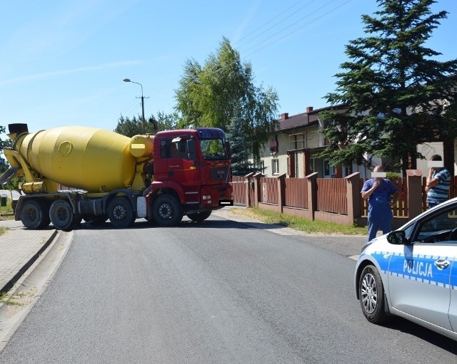 W środę (6.06.) około godziny 14.30 w miejscowości Mała Nieszawka doszło do bardzo poważnego w skutkach wypadku. Kierujący pojazdem ciężarowym  betoniarką marki man, jadąc ul. Radosną na skrzyżowaniu z ul. Toruńską  w wyniku nieprawidłowo wykonanego manewru skrętu w prawo w kierunku Torunia  potrącił  rowerzystkę jadąca chodnikiem wzdłuż ul. Toruńskiej w kierunku Wielkiej Nieszawki.  To spowodowało wciągnięcie dziecka pod oś pojazdu. W wyniku  tego zdarzenia 9 -letnia dziewczynka z licznymi obrażeniami ciała trafiła do szpitala. Kierowca ciężarówki był  trzeźwy. Czynności  w sprawie tego wypadku prowadzi Komisariat Policji Toruń Podgórz.Dlaczego warto nosić odblaski? Mówi Sławek Piotrowski.