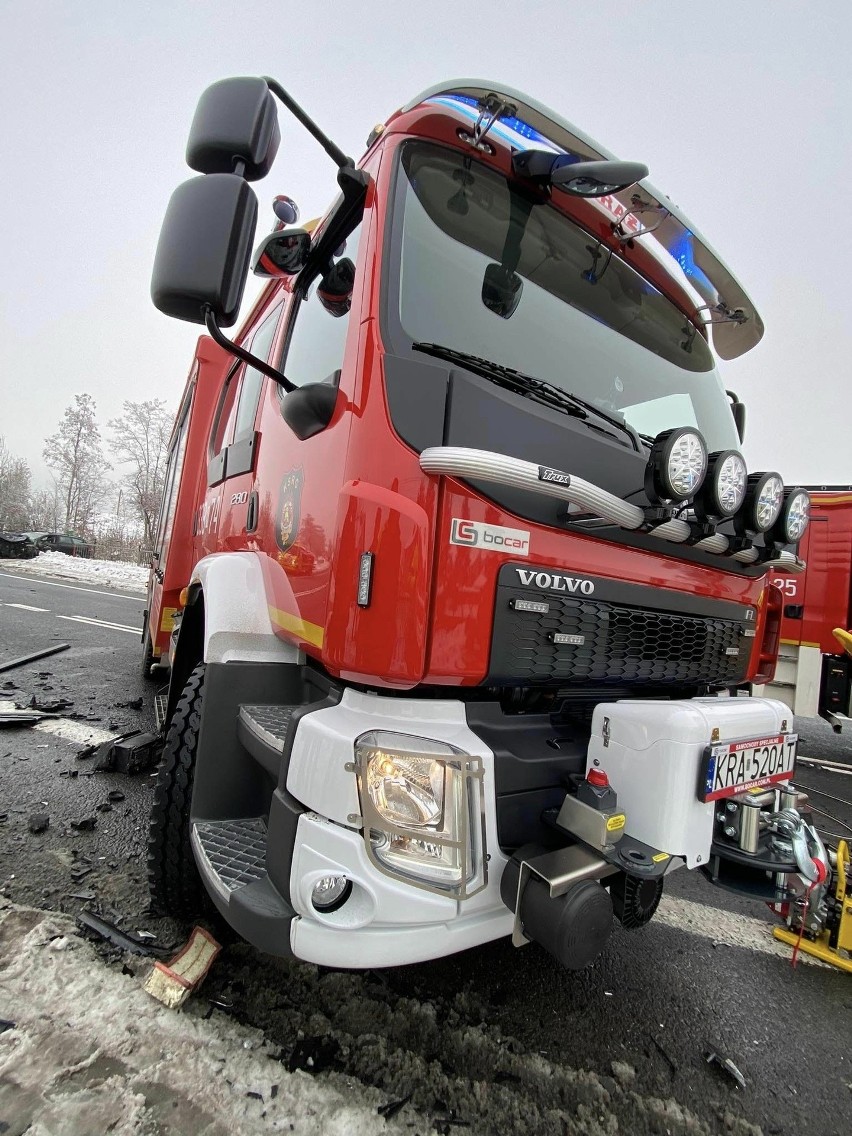 Wypadek na drodze krajowej nr 94 pod Krakowem. Strażacy musieli rozciąć pojazd, żeby wyciągnąć rannych. Przejazd zablokowany