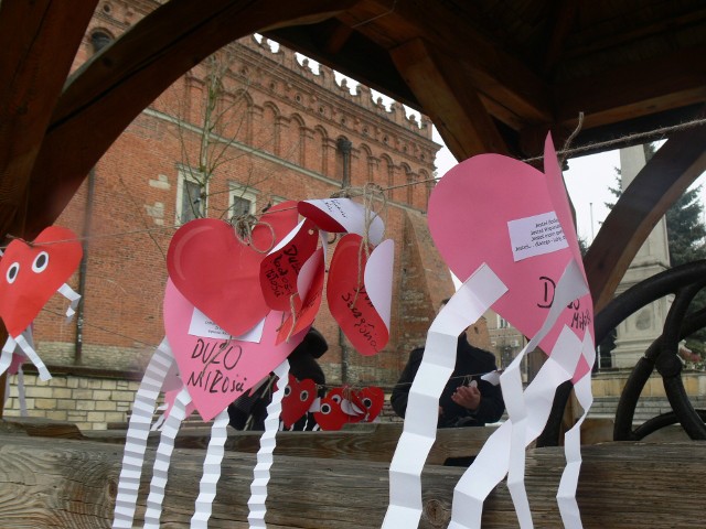 W Dniu Zakochanych, na Rynku Starego Miasta zorganizowano wspólne wieszanie okolicznościowych życzeń walentynkowych na studni.