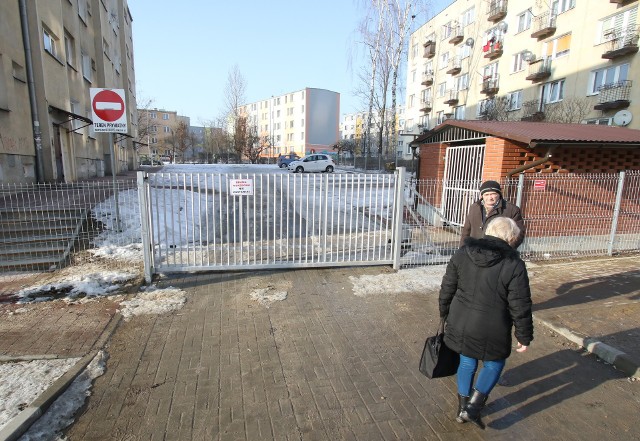 Z parkingu koło bloku o numerze 53 przy ulicy Jagiellońskiej w Kielcach mogą korzystać tylko właściciele mieszkań w budynku.