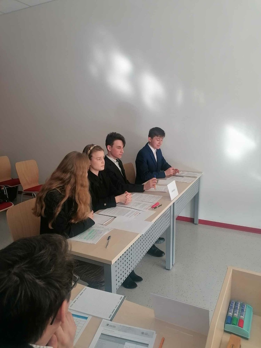 Czworo uczniów opatowskiego Bartosza dostało się do finału turnieju debat historycznych