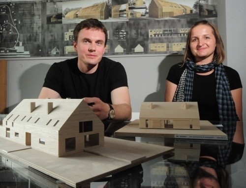 Architekci prezentują makiety tradycyjnych opolskich domów,...