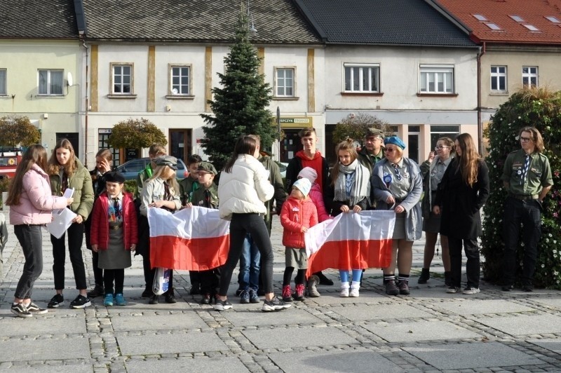 Na Rynku w Kętach zaśpiewali "Mazurka Dąbrowskiego". Kęczanie świętowali 101 rocznicę odzyskania przez Polskę niepodległości [ZDJĘCIA]