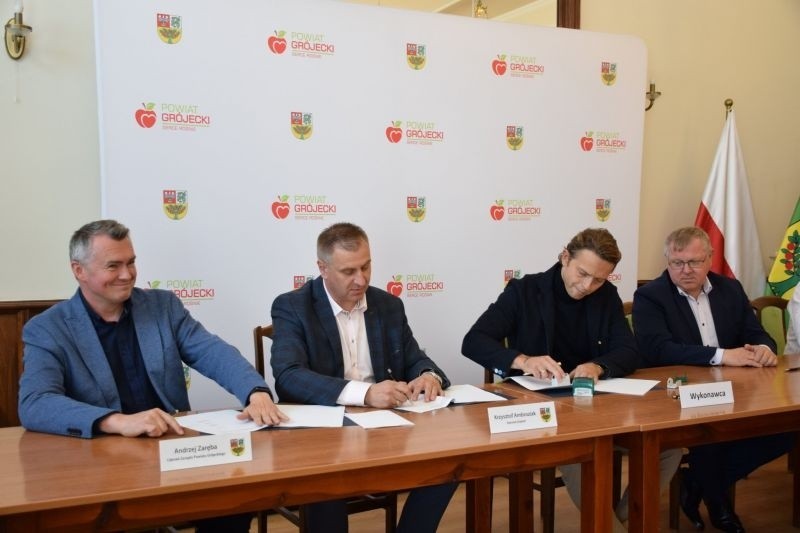 Umowa na przebudowę drogi powiatowej w gminie Belsk Duży podpisana. Gmina otrzyma dofinansowanie z budżetu Mazowsza 
