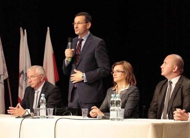 Wicepremier i minister rozwoju Mateusz Morawiecki przemawia w jędrzejowskim Centrum Kultury. Obok poseł Krzysztof Lipiec oraz wojewoda Agata Wojtyszek i burmistrz Jędrzejowa Marcin Piszczek.