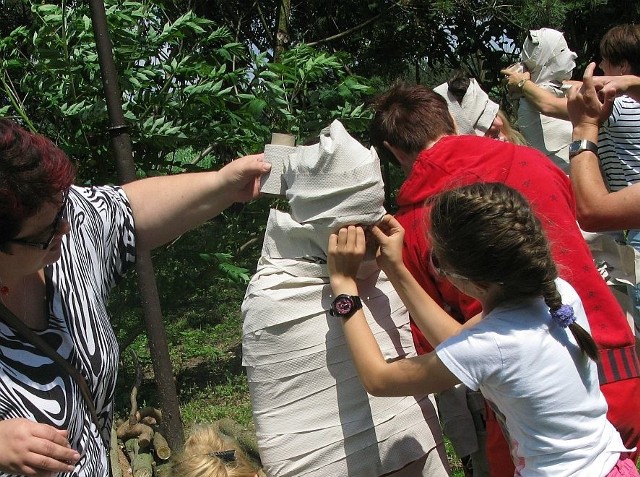 Na pikniku w Skarbienicach wszyscy świetnie się bawili. Na przykład przebierając się w mumię.