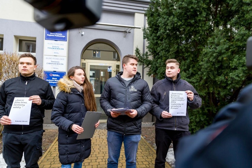 Białostocka Młodzież Wszechpolska chciała wręczyć politykom...