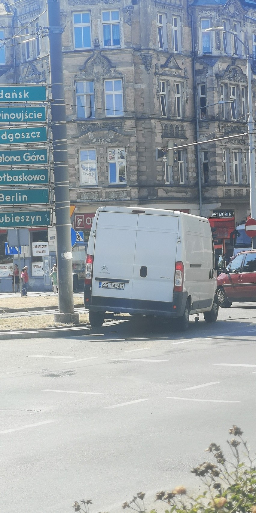 Kolizja na pl. Kościuszki w Szczecinie. Samochód na boku. ZDJĘCIA