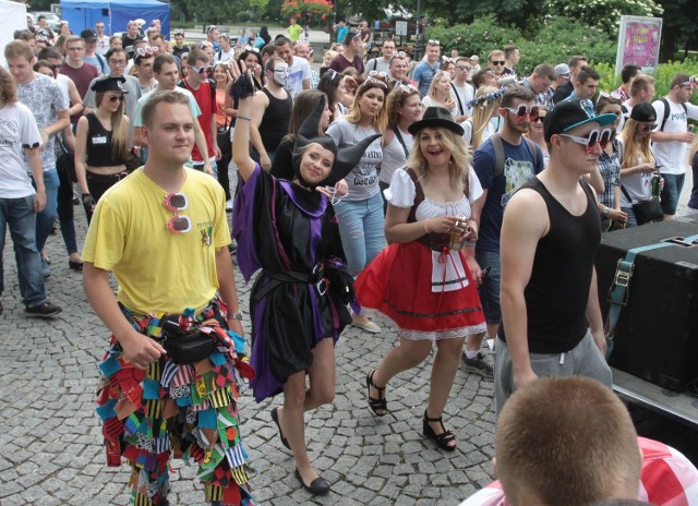 Studenci w korowodzie na rozpoczęcie juwenaliów przeszli spod Uniwersytetu na radomski deptak.