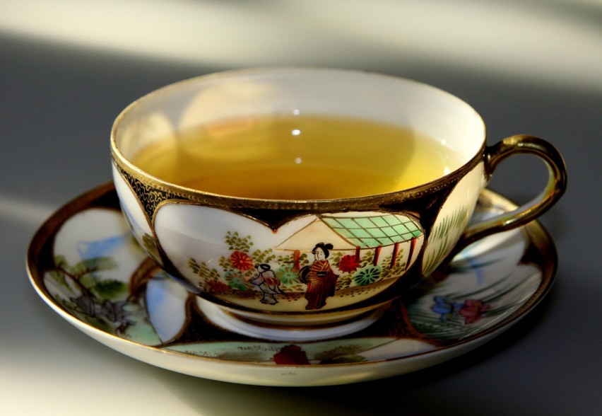 Zielona herbata jest charakterystyczna w smaku i zawiera...