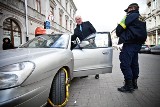 Blokada na kołach aut posłów PiS. Tomaszewski i Łuczak zasłonili się immunitetem [zdjęcia[