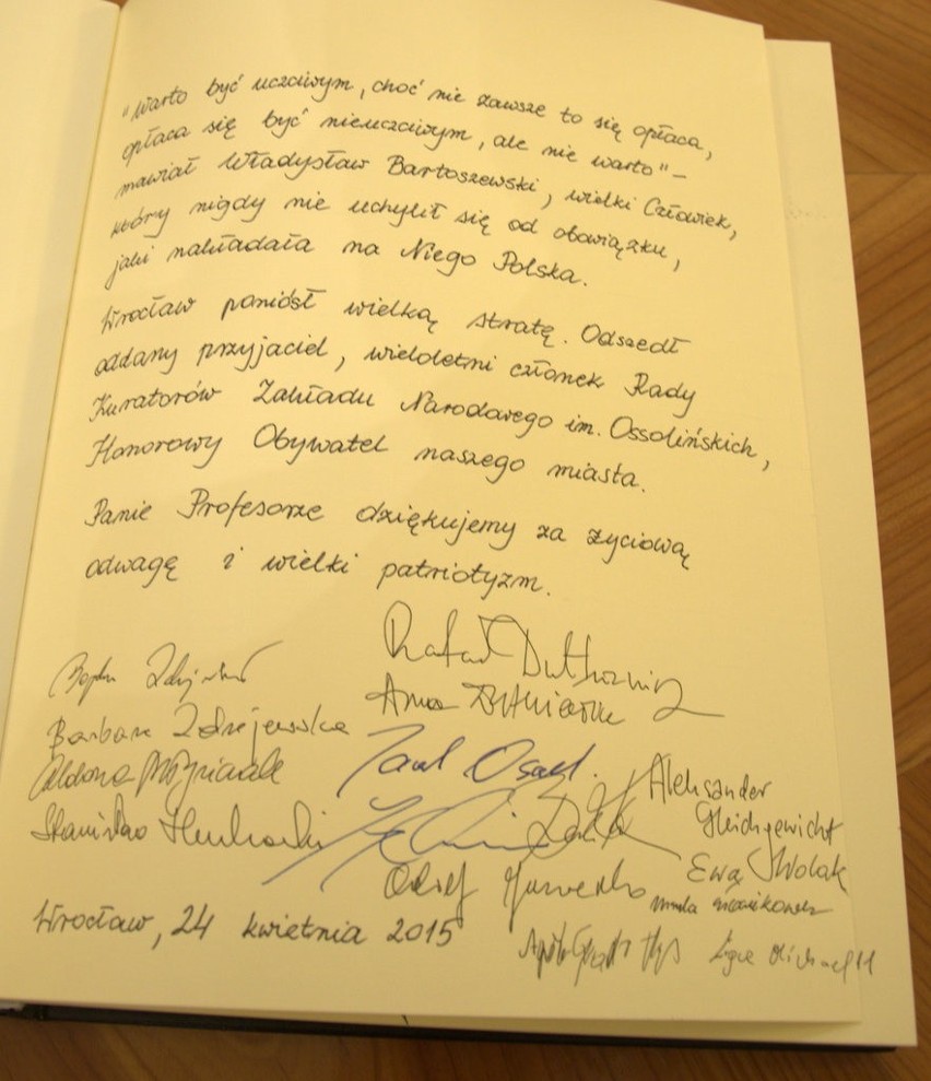 Wrocławianie wpisują się do księgi kondolencyjnej. Pierwszy był Rafał Dutkiewicz (ZOBACZ WPISY)