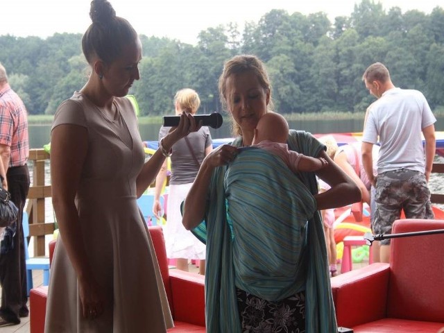 Anna Czyż pokazuje, jak nosić dziecko w chuście