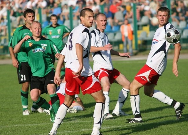 Piłkarze Stali Stalowa Wola (zielono-czarne stroje) o godzinie 17 rozpoczną na własnym stadionie pojedynek z Widzewem Łódź.