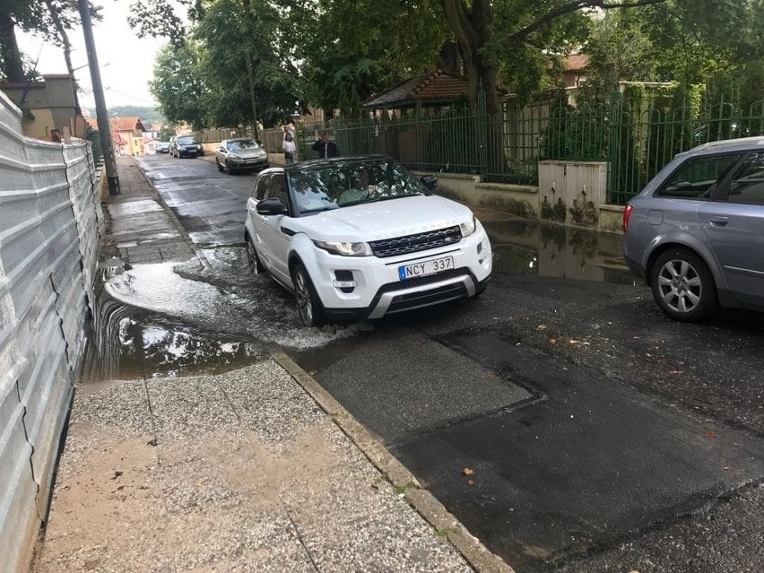 Międzyzdroje. Na środku wielkiej kałuży stoją skrzynki rozdzielcze pod napięciem. Żeby przejść, trzeba przez nie skakać! 