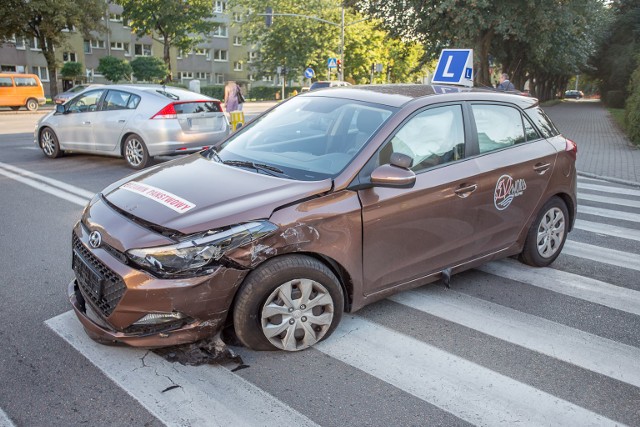 W środę (22.08) około godz. 18 na skrzyżowaniu ulic Garncarska-Pobożnego doszło do kolizji "elki" i samochodu osobowego. Policja ustala przyczyny tego zdarzenia. Zobacz zdjęcia.