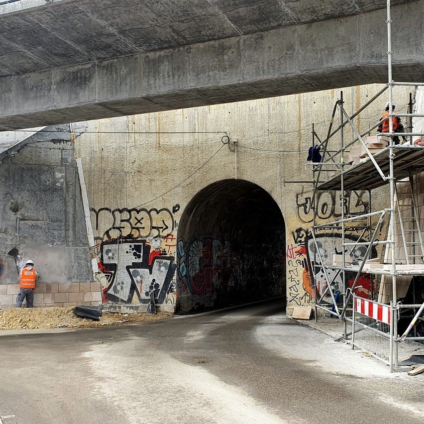 Kraków. Końcowy etap przebudowy wiaduktu nad ul. Miodową. Przejazd dla aut zostanie zamknięty [ZDJĘCIA]