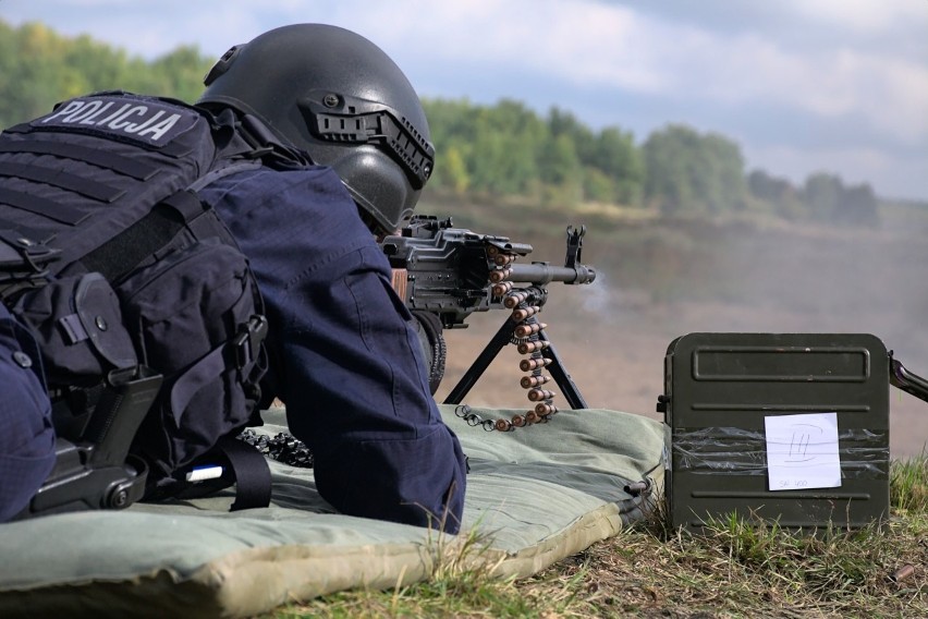 Krakowscy policjanci szkolili się na poligonie z obsługi broni bojowej ZDJĘCIA