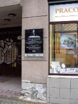 Bydgoski ratusz nie ma wstydu. Nowa tablica z Rejewskim zawisła na zdewastowanej ścianie