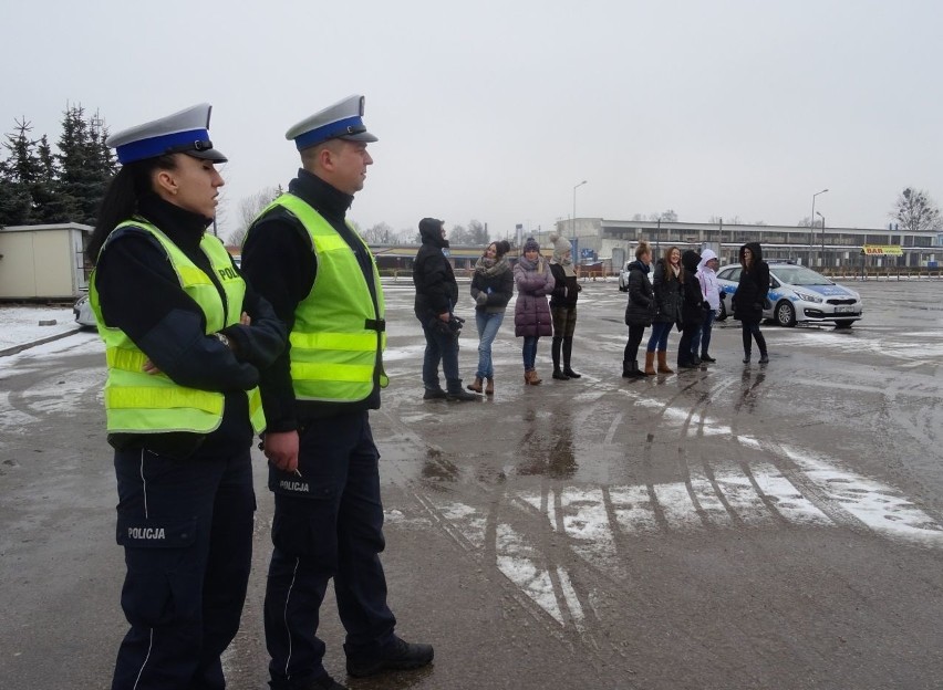Policjanci zorganizowali przyspieszony kurs doskonalący. Bezpieczny poślizg z okazji Dnia Kobiet (zdjęcia)