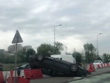 Poznań: Zderzenie dwóch aut i dachowanie na Gdyńskiej [ZDJĘCIA]
