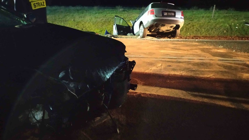 Grymiaczki. Wypadek na DK 8. Czołowe zderzenie audi i mazdy (zdjęcia)