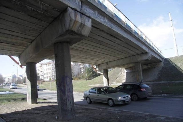 Przejazd ul. Ułanów pod wiaduktami ma być utrzymany. - Choć nie wykluczamy czasowego zamykania tego połączenia. Przy czym te wyłączenia z ruchu będą obowiązywały przez krótki okres, kiedy będą prowadzone prace przy przyczółkach, podporach. Decydują o tym po prostu względy bezpieczeństwa - przekonywał Kieliszek. 