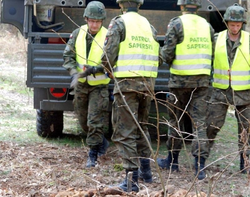 Warszawa. Policja zabezpieczyła 60 kg trotylu ukrytego w lesie (zdjecia, wideo)