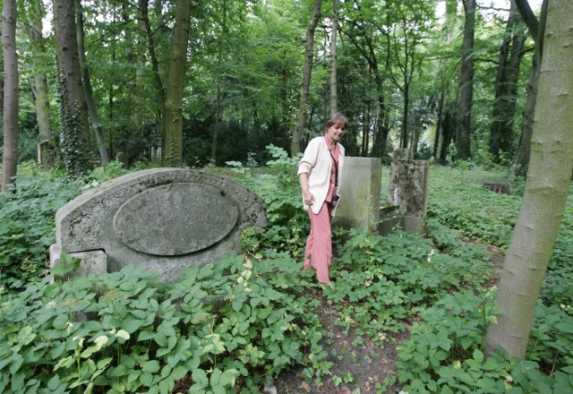Do miejsca, gdzie powstanie lapidarium na Cmentarzu Centralnym zaprowadziła nas Maria Michalak, kierowniczka cmentarza. Niegdyś znajdował się tu Gaj Urnowy.