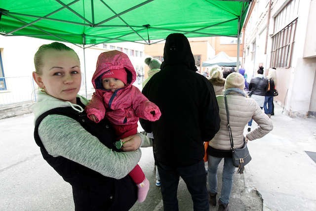 Wczoraj pod ratuszem zjawił się tłum chętnych do złożenia wniosku. W kolejce stała też pani Diana z córką