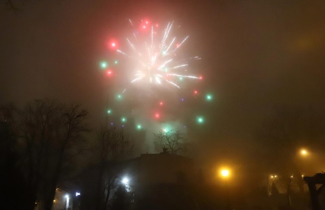 Noc sylwestrowa to okazja nie tylko do zabawy, ale także do zarobienia dodatkowych pieniędzy.