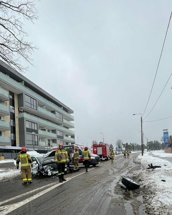 Kierowca volvo uderzył w słup