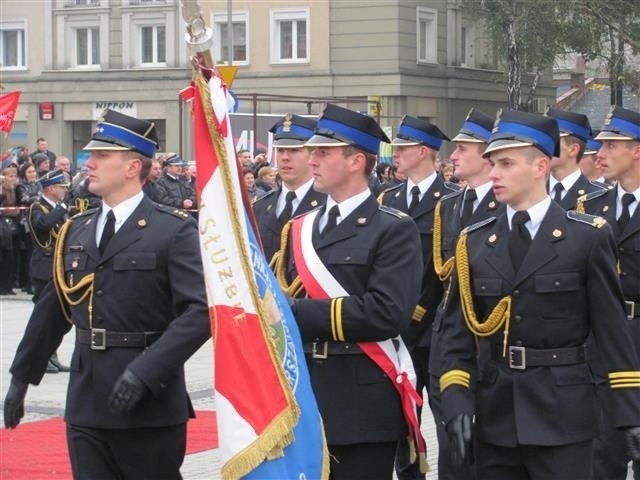 Defilada i ślubowanie strażaków w Częstochowie. Towarzyszyły...