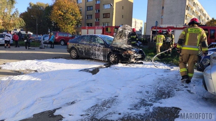 Chwile grozy podczas jazdy. Pożar samochodu osobowego na ul. Gospodarczej w Opolu. Na miejscu służby ratunkowe