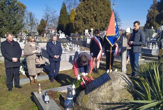 Po uroczystości w szkole uczniowie klas IV -VIII udali się na cmentarz komunalny w Sandomierzu, aby złożyć kwiaty na mogile sandomierskich Żołnierzy Wyklętych