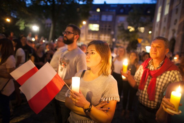 Łańcuch światła w Opolu. Szósty dzień protestu na placu Daszyńskiego w Opolu.