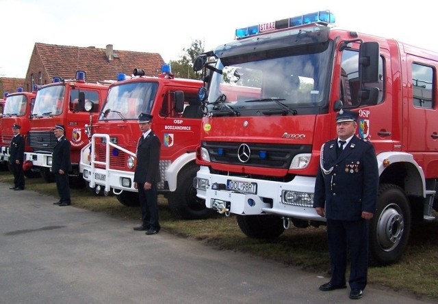 Uroczystość przekazania wozów strażackich w Borkach Małych