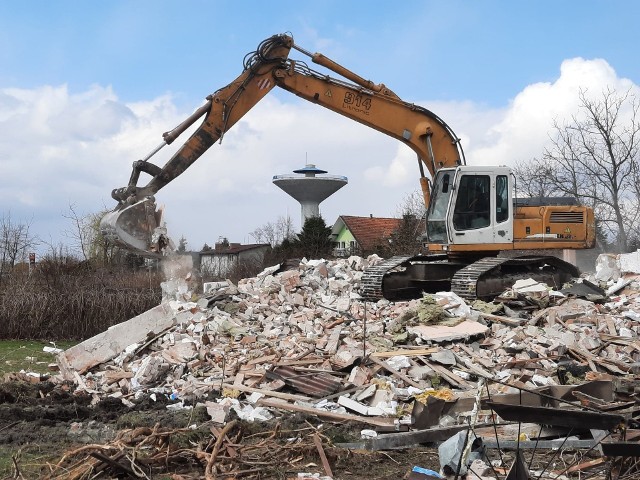 Firma Strabag rozpoczęła wyburzenia pod budowę obwodnicy Tarnobrzega. 7 kwietnia 2021 roku zrównano z ziemią jedyny dom mieszkalny na trasie.