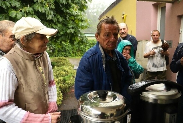 Serce Torunia nie tylko organizuje "wydawki" jedzenia dla osób bezdomnych, ale dysponując od kilku miesięcy obszerną siedzibą zaprasza ludzi w kryzysie do siebie. W każdy pierwszy czwartek miesiąca w Sercowni jest dzień kobiet - czas i uwaga specjalnie dla nich.