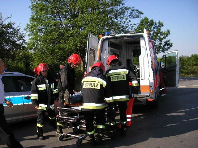 Pierwszej pomocy rannemu motorowerzyście udzielili strażacy.