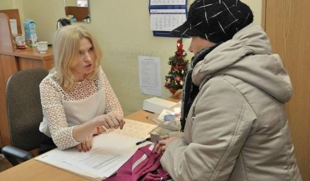 Pracownicy Urzędu Miejskiego wydają Radomskie Karty Seniora osobom, które ukończyły 65 rok życia.