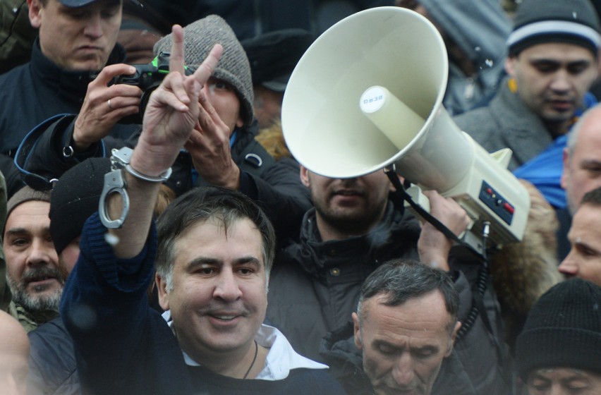 Ukraina: Zamieszki w Kijowie [ZDJĘCIA] Micheil Saakaszwili odbity z rąk SBU przez swoich zwolenników