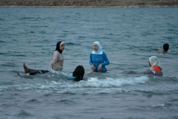 Muzułmanki kąpiące się w Morzu Martwym (Jordania).
