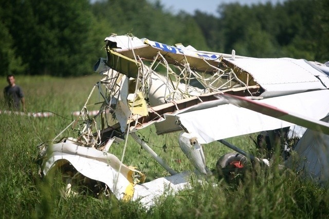 Katastrofa samolotu pod Radomiem: 22-letni pilot w ciężkim stanie (zdjęcia, nowe fakty)