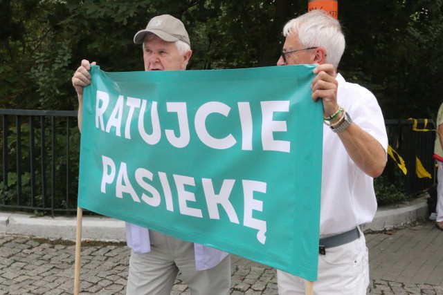 Mieszkańcy Pasieki demonstrowali już na ulicach i zapowiadają dalszą obronę wyspy przed inwestycją.