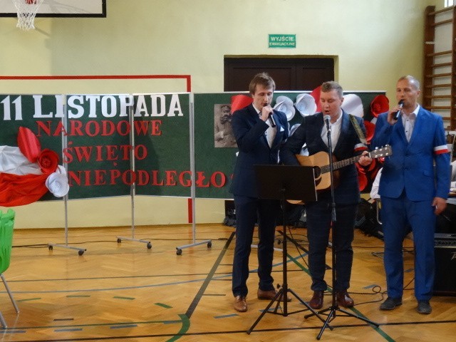 Uczniowie Szkoły Podstawowej numer 18 w Kielcach śpiewali Hymn Polski [ZDJĘCIA]