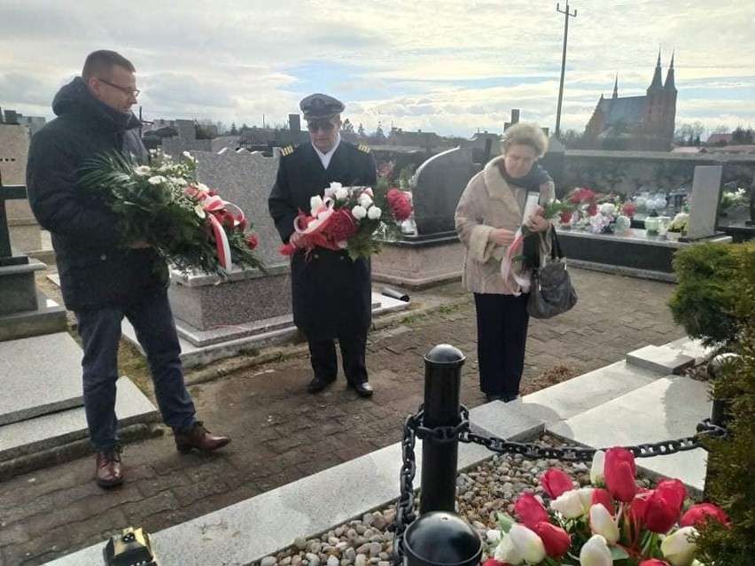 Rzekuń. 102. rocznica Zaślubin Polski z morzem. Złożono kwiaty na mogile marynarzy na cmentarzu w Rzekuniu. 10.02.2022