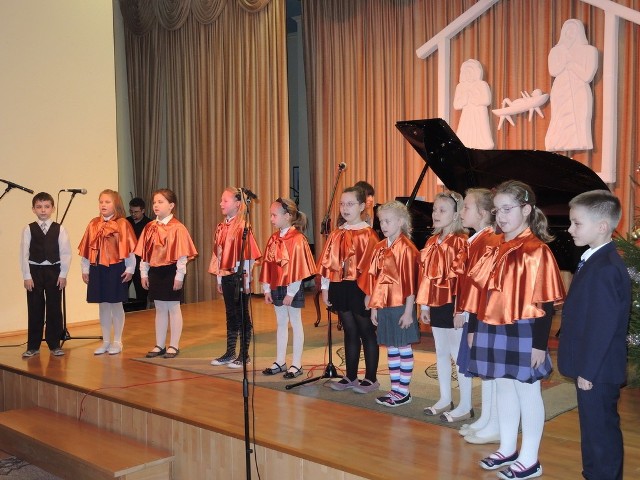 Zespół wokalny z Państwowej Szkoły Muzycznej I Stopnia w Miastku śpiewa pastorałkę.