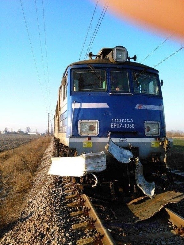 Śmiertelny wypadek z udziałem pociągu. Ruch na trasie Olsztyn - Wrocław sparaliżowany [ZDJĘCIA]